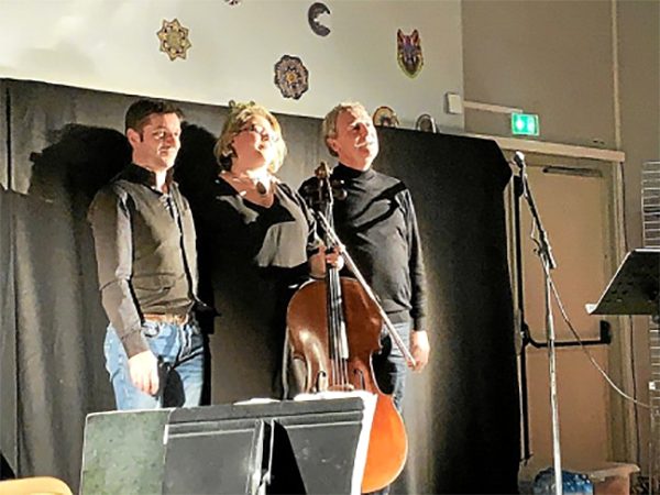 Un trio inspiré : Virginie Bédrine au violoncelle donne du relief à toutes ces chansons. Sébastien Ducher, aux claviers, se fait aussi chanteur.